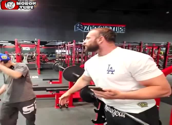 Video :After his headgear was stolen, a teenage Tiktok prankster is slapped live by a fitness influencer